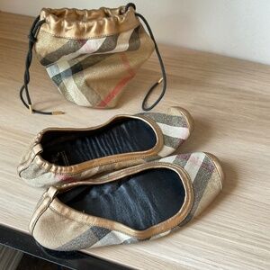 Burberry slippers in a bag size 5